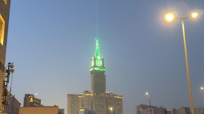 LASER HIJAU - Cahaya laser hijau memancar dari puncak Menara Zamzam atau Royal Clock Tower di Kota Makkah, Arab Saudi, sejak Minggu (17/5/2026) petang waktu Arab Saudi.