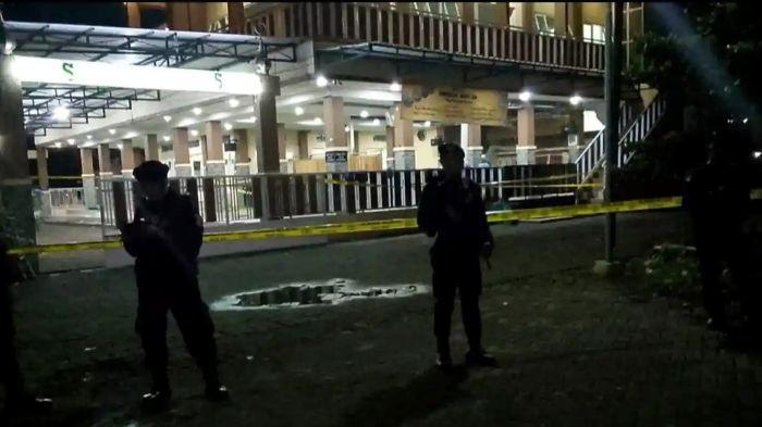 LEDAKAN - Suasana di Masjid Raya Pesona Perumahan Pesona Regency Kecamatan Patrang, Kabupaten Jember, Jawa Timur, Senin (16/3/2026) Polisi masih mencari sumber ledakan di masjid Perumahan Pesona Regency Kecamatan Patrang Jember
