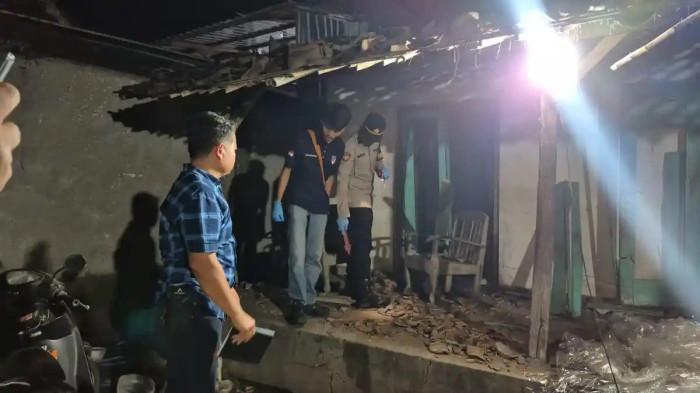 OLAH TKP - Satreskrim Polres Ponorogo saat melakukan olah tkp di ledakan petasan di rumah Minten, Duwun Cuwet, Desa Plosojenar, Kecamatan Kauman, Kabupaten Ponorogo, Jatim, Minggu (1/3/2026). Korban bertambah total menjadi 3 orang
