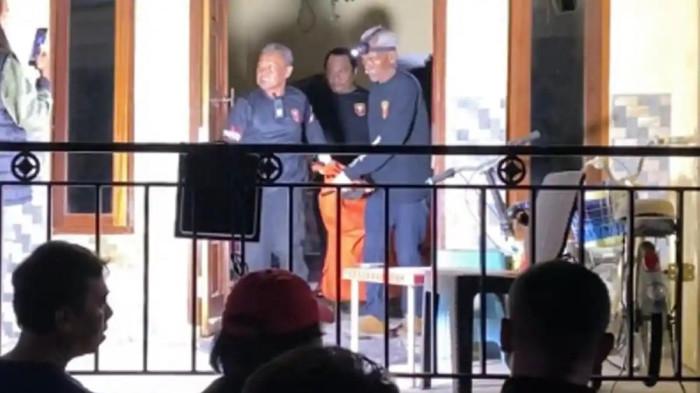 EVAKUASI KORBAN LEDAKAN - Polisi bersama relawan mengevakuasi korban ledakan di Kampung Pondok, Kelurahan Tambakrejo, Kecamatan Gayamsari, Kota Semarang, Jumat (20/3/2026) dini hari. Dalam peristiwa itu, diketahui satu bocah berusia 9 tahun meninggal dunia, sementara dua penghuni rumah lainnya mengalami luka ringan. (TRIBUN JATENG/REZA GUSTAV)