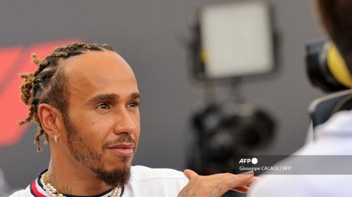 Pembalap Formula 1 asal Inggris, Lewis Hamilton, menjelang Grand Prix Abu Dhabi di Sirkuit Yas Marina pada 23 November 2023.