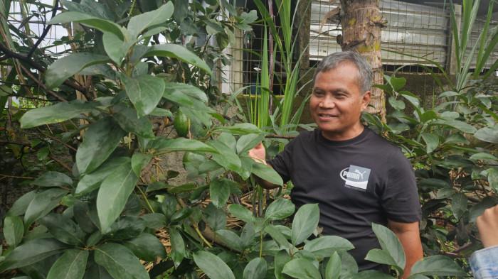 
LIMBAH MBG - Pemilik Jimmi Hantu Foundation, Sujimin saat menerangkan proses pengolahan limbah dari program Makan Bergizi Gratis (MBG) di di Jimmi Hantu Foundation, Kecamatan Tamansari, Kabupaten Bogor, Jawa Barat, Selasa (16/12/2025).
