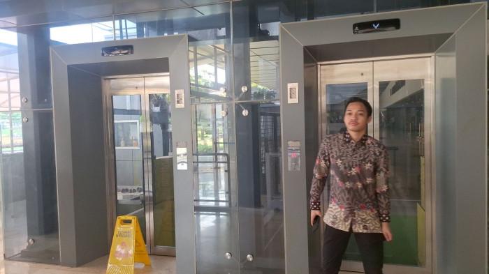GEDUNG DPR EFISIENSI  - Salah satu lift di depan Pressroom (ruang wartawan) DPR tampak dinonaktifkan pada Senin (30/3/2026). (Fersianus Waku)