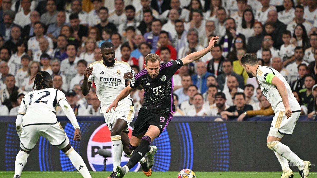 Pemain depan Bayern Munich asal Inggris Harry Kane dikelilingi oleh gelandang Real Madrid asal Prancis Eduardo Camavinga, bek Real Madrid asal Jerman Antonio Rudiger dan bek Real Madrid asal Spanyol Nacho Fernandez (kanan) pada pertandingan sepak bola leg kedua semifinal Liga Champions UEFA antara Real Madrid CF dan FC Bayern Munich di stadion Santiago Bernabeu di Madrid pada 8 Mei 2024. (Photo by JAVIER SORIANO / AFP)