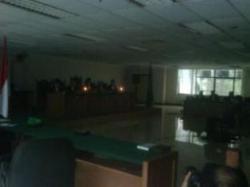 Dua Lilin Terangi Sidang Putusan Murdoko