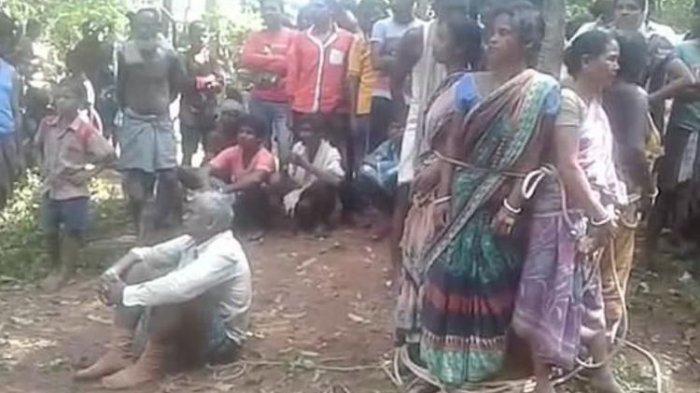 5 Perempuan Diikat di Pohon Kemudian Dipukuli Beramai-ramai Karena Dituduh Penyihir