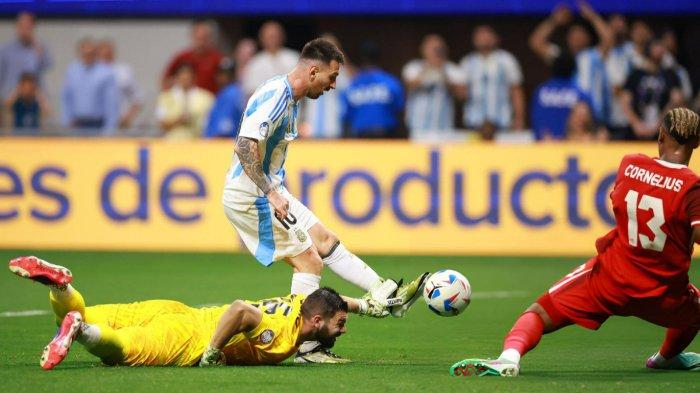 Lionel Messi ketika mencoba melewati hadangan Crepeau (jersey kuning) pada pertandingan Argentina vs Kanada pada Grup A Copa America 2024 di Amerika Serikat, Jumat (21/6/2024) pagi WIB.