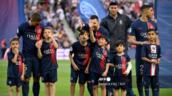 BAWA ANAK- Penyerang Paris Saint-Germain, Lionel Messi membawa ketiga anaknya di laga terakhir Ligue 1 kontra Clermont Foot 63 di Parc des Princes, Paris, Prancis (4/6), yang sekaligus jadi perpisahannya dengan klub.