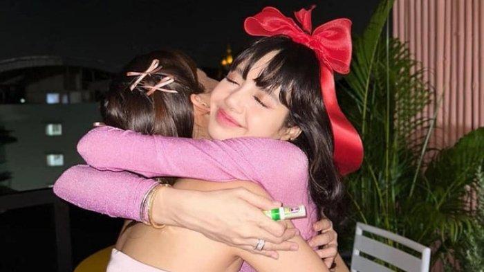 Lisa BLACKPINK dinilai melakukan promosikan terselubung untuk produk yang tidak terduga, yakni inhaler hidung merek Thailand.