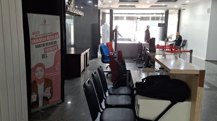 Suasana lobi di Gedung Mahkamah Konstitusi (MK) saat penerapan kebijakan bekerja dari rumah atau work from home (WFH), Jumat (10/4/2026).