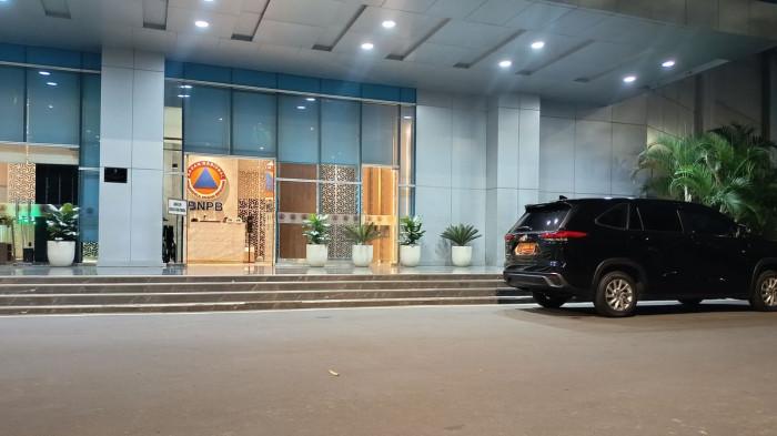LOBI KANTOR BNPB – Suasana lobi kantor Badan Nasional Penanggulangan Bencana (BNPB) di Jalan Pramuka, Jakarta Timur, Selasa (13/10/2026), setelah KPK menggelar operasi tangkap tangan (OTT) di instansi tersebut. OTT itu terkait dugaan korupsi pengadaan barang dan jasa di lingkungan BNPB.