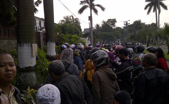 Mobil dan Motor Berderet di TKP Ustad Jeffry Kecelakaan, Bikin Macet!
