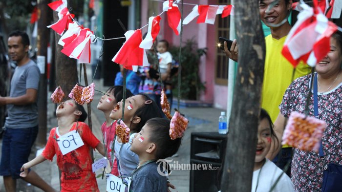 Sejumlah anak mengikuti lomba makan kerupuk yang diselenggarakan pemilik Toko Indo Mitra di Jalan Leuwipanjang, Kelurahan Situsaeur, Kecamatan Bojongloa Kidul, Kota Bandung, Sabtu (17/8/2019). Kegiatan yang juga diikuti anak-anak di sekitar toko itu, diselenggarakan dalam rangka memeriahkan HUT Ke-74 Kemerdekaan Republik Indonesia. 