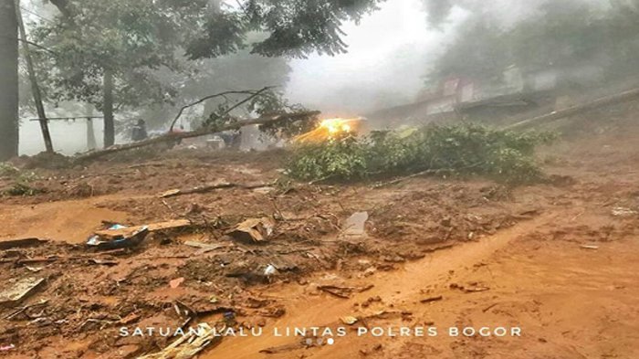 Hujan Deras dari Semalam,Jalan Raya Puncak Bogor Tertutup Longsor, ini Foto-Foto 4 Titik Kejadiannya