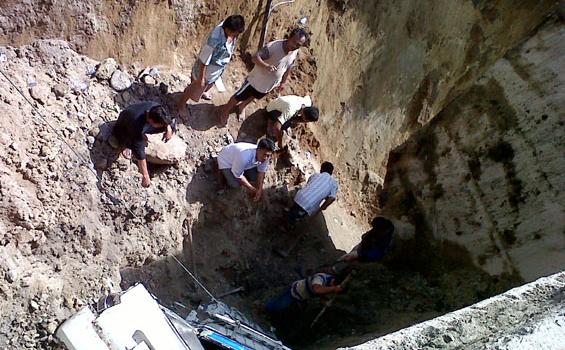 Warga Gali Longsoran Jembatan Sipef Simalungun