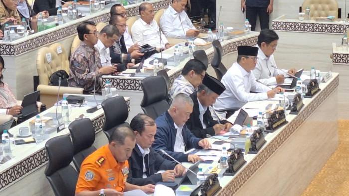 LONGSOR CISARUA  - Menteri Pekerjaan Umum, Dody Hanggodo, saat menghadiri rapat kerja bersama Komisi V DPR RI di kompleks parlemen, Senayan, Jakarta, Selasa (27/1/2026). (Fersianus Waku)