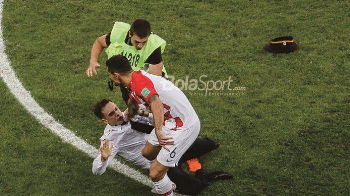 Kroasia Lagi Tertinggal, Ulah Penyusup Ini Bikin Lovren Makin Emosi