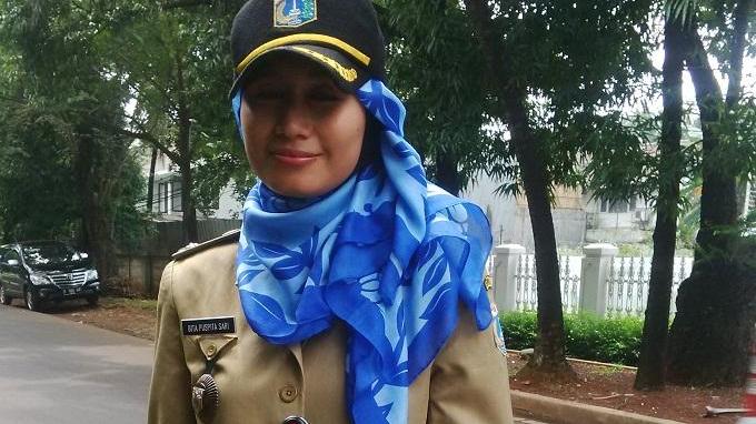 Bu Lurah Cantik Turut Mengecat Trotoar Untuk Sambut Peserta KAA
