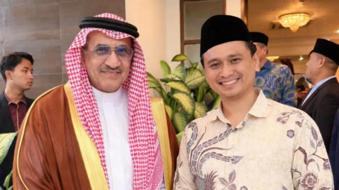BERTEMU DUBES ARAB - Pimpinan Pondok Pesantren Darul Amanah Kendal, Jawa Tengah, KH Muhammad Fatwa bersama Duta Besar Saudi Arabia untuk Indonesia, Faisal Abdullah Amodi di kediamannya di Jakarta, Rabu (15/4/2026). Acara halal bihalal itu dihadiri Ketua MPR RI, Ahmad Muzani, serta para pimpinan pondok pesantren dari berbagai daerah di Indonesia.