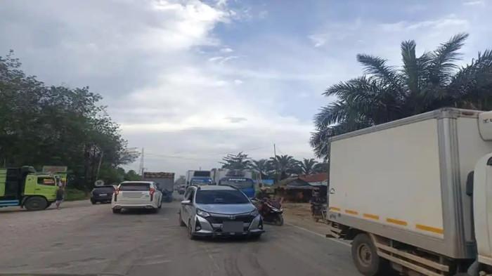PEMUDIK TERTAHAN - Kemacetan di Jalan Lintas Timur (Jalintim) Palembang–Jambi wilayah Kecamatan Bayung Lencir, Kabupaten Muba, Senin (16/3/2026). Kemacetan panjang yang mengular hingga puluhan kilometer membuat sejumlah pemudik tertahan di perjalanan bahkan hampir 24 jam.