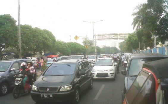Jalan di Pemakaman Karet Mendadak Macet