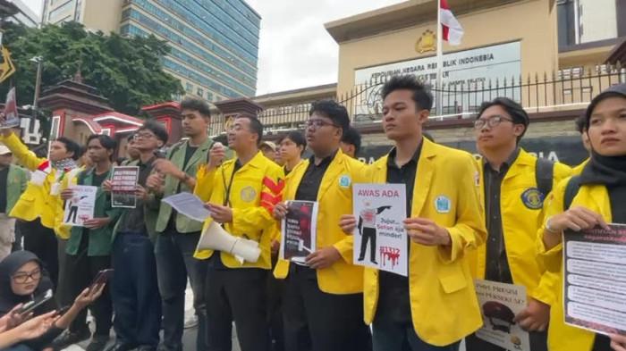 DEMO MAHASISWA – Sejumlah mahasiswa dari Universita Indonesia (UI), UPN Veteran Jakarta, dan PNJ membacakan pernyataan sikap dalam aksi di depan Mabes Polri, Jakarta, Jumat (27/2/2026). Mereka menegaskan tuntutan kasus Arianto Tawakkal dan menyebut aksi digelar di bulan suci Ramadan namun berlangsung di “tempat tak suci.
