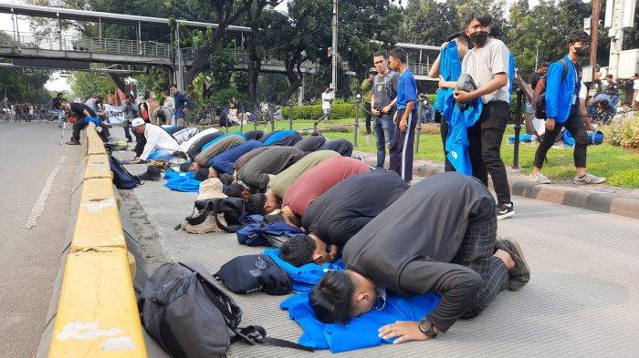 Azan Berkumandang, Mahasiswa Gelar Salat Ashar Berjamaah di Kawasan Patung Kuda