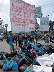 Mahasiswa UMS Tiduran di Jalan Tolak Kenaikan Harga BBM
