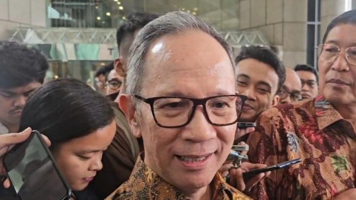 KETUA OJK SOAL IMAN - Ketua Dewan Komisoner Otoritas Jasa Keuangan (OJK) Mahendra Siregar ketika ditemui di gedung BEI, Jakarta, Jumat (30/1/2026). Ia mengetahui Iman Rachman mengundurkan diri dari jabatan sebagai Direktur Utama (Dirut) Burse Efek Indonesia (BEI) dari Youtube.
Dok: Endrapta Pramudhiaz