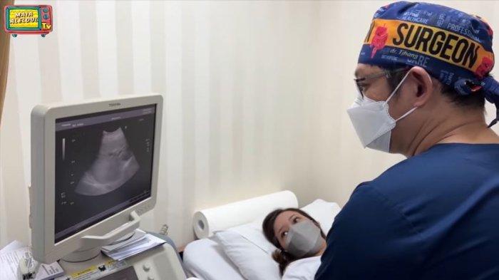 Maia memperlihatkan video saat di USG. Dokter Tjhang lantas melihat adanya batu empedu.