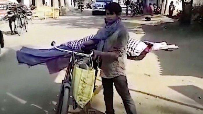 Tak Ada yang Membantu, Remaja Ini Berjalan 5 Km Membawa Jenazah Ibunya ke Pemakaman Pakai Sepeda