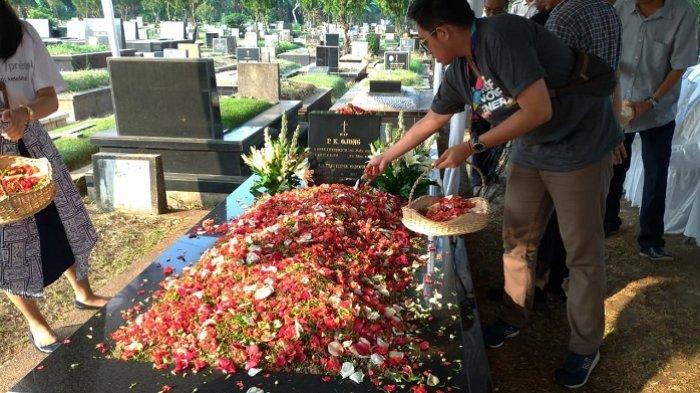 Direksi dan jajaran Harian Kompas berziarah ke makam pendiri Harian Kompas, almarhum Petrus Kanisius Ojong atau PK Ojong di Taman Pemakaman Umum (TPU) Tanah Kusir, Jakarta Selatan, Jumat (28/6/2019). 