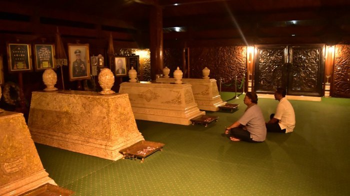 Saat Bulan Purnama, Pjs Bupati Karanganyar Ziarahi Makam Soeharto di Astana Giribangun