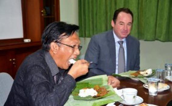 Konjen Amerika Kepedasan Makan Nasi Krawu