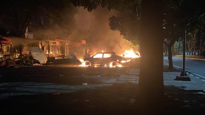 KERUSUHAN KALIBATA -  Mobil diduga taksi listrik yang dibakar tak jauh dari TKP pengeroyokan mata elang di Jalan Raya Kalibata, Pancoran, Jakarta Selatan, Kamis (11/12/2025).