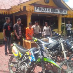 Korban Ditondong Pisau, Sepeda Motor Dirampas