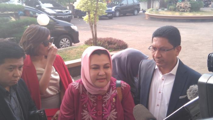 Sang Mama Tiba-tiba Datang, Denada Menangis di Depan Awak Media