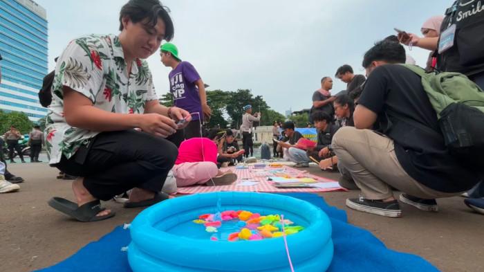 AKSI MAHASISWA - Berbagai kelompok mahasiswa menggelar aksi 'piknik' di depan Gedung DPR/MPR RI, Senayan, Jakarta, Senin (6/10/2025).