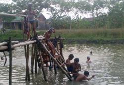 190 Pelajar Demak Mandi di Sungai Kramat saat Malam 1 Suro