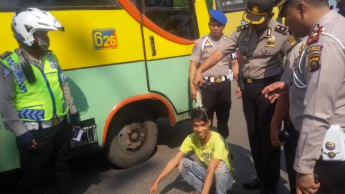 Mabuk Saat Bekerja, Sopir Bus Kota Dimandikan Dengan Tuak