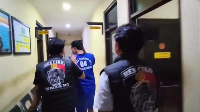 MANTAN CALEG DITANGKAP - Seorang mantan calon legislatif (caleg) di Kota Cirebon berinisial H (43) akhirnya ditangkap polisi setelah diduga merekam dan menyebarkan video bermuatan asusila yang melibatkan seorang pria lanjut usia berusia 64 tahun. Kasus yang sempat menghebohkan warga Kota Cirebon itu terungkap setelah korban berinisial S melapor ke Polres Cirebon Kota pada Jumat (29/5/2026).