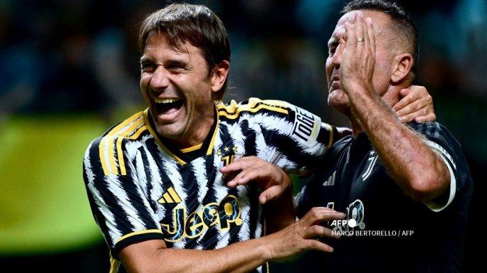 CONTE - Mantan pemain Juventus Antonio Conte (Kiri) dan Angelo Di Livio (kanan) tertawa bersama saat pertandingan sepak bola dalam acara 