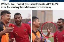 Media Asing Sorot Aksi Jurnalis Kerjai Marinus Wanewar Usai Tolak Jabat Tangan dengan Pemain Kamboja