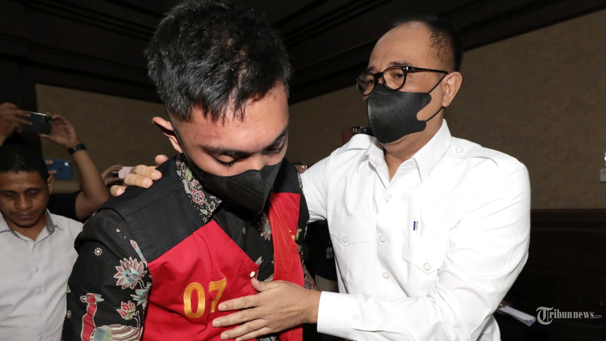 Terdakwa kasus gratifikasi dan tindak pidana pencucian uang (TPPU) Rafael Alun Trisambodo berpelukan dengan putranya Mario Dandy sebelum mengikuti sidang lanjutan di Pengadilan Tipikor, Jakarta, Senin (6/11/2023). Sidang tersebut beragendakan mendengarkan keterangan dua saksi dari jaksa penuntut umum (JPU), yaitu Mario Dandy yang merupakan terpidana kasus penganiayaan berat dan Accounting Bilik Kopi Equity Ikhfa Fauziah. TRIBUNNEWS/IRWAN RISMAWAN