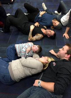 Bocah Down Syndrome Bikin Maroon 5 Tiduran di Lantai