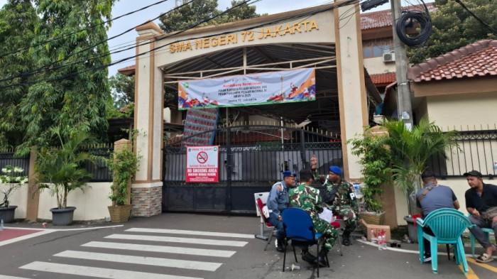LEDAKAN SMAN 72 - Pasukan TNI-Polri masih berjaga pasca ledakan di SMAN 72 Jakarta, Kelapa Gading, Jakarta Utara.