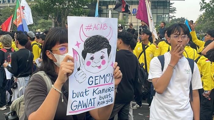 massa aksi demo membawa sejumlah atribut