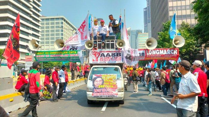 Mobil Komando Aksi Buruh Tolak UU Ciptaker Mulai Berdatangan, Bawa Poster Pecat Menkeu Sri Mulyani