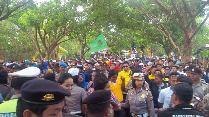 20 Pendukung Imba-Boby Diizinkan Temui Ketua dan Komisioner KPU Manado