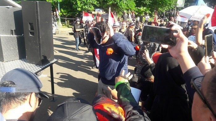 Sosok 'Anies Baswedan' Dilempari Tomat di Kawasan Monas Jakpus: Kamu Ini Kerja Nggak Becus Ya